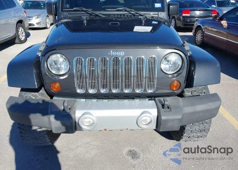 2010 Jeep Wrangler Unlimited Sahara z USA, uszkodzony, nr VIN 1J4BA5H16AL143044